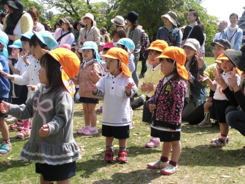 「これくらいの、お弁当箱に・・・」お弁当を作りましょうね。 「これくらいの、お弁当箱に・・・」お弁当を作りましょうね。