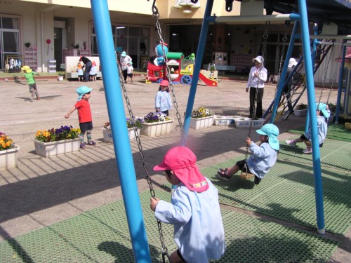 ブランコでの約束を思い起こしながら遊びましょう! ブランコでの約束を思い起こしながら遊びましょう!