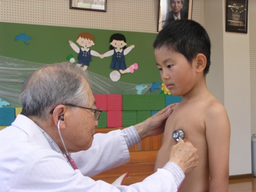 真剣な表情で検診を受ける年長さん。 真剣な表情で検診を受ける年長さん。