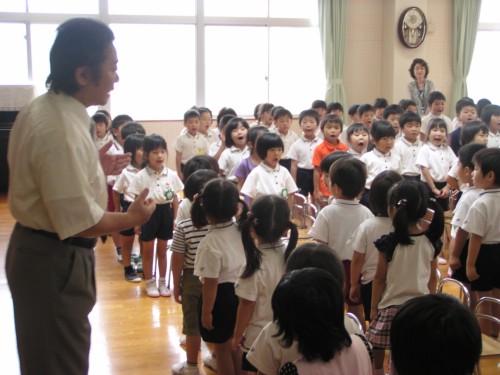 年中・年長で向かい合って歌ってみましょう。 年中・年長で向かい合って歌ってみましょう。