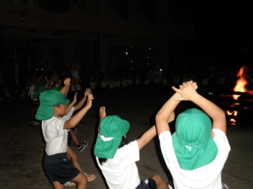 みんなで踊ると楽しいよ! みんなで踊ると楽しいよ!