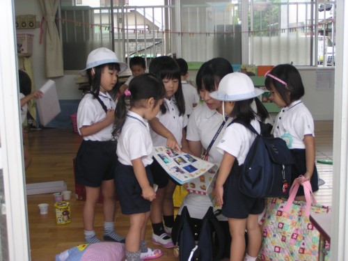 「○○に行ってね・・・。」と楽しかった話に、子ども達も聞き入っています。 「○○に行ってね・・・。」と楽しかった話に、子ども達も聞き入っています。