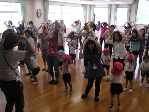 お母さんと一緒にダンス、思わず笑みがこぼれます。 お母さんと一緒にダンス、思わず笑みがこぼれます。