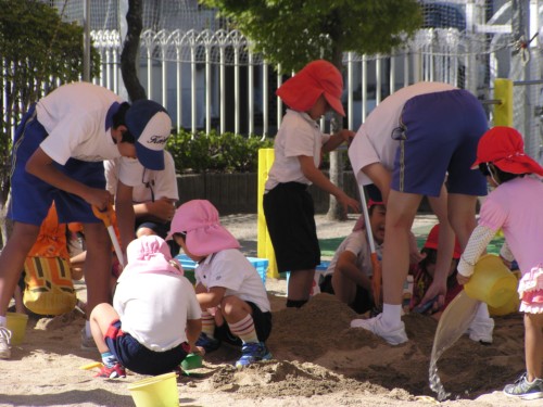 一緒に砂場、楽しいね! 一緒に砂場、楽しいね!