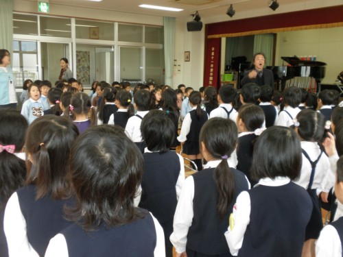 年中・年長でお互いの声を聴きながら歌ってみましょう。 年中・年長でお互いの声を聴きながら歌ってみましょう。