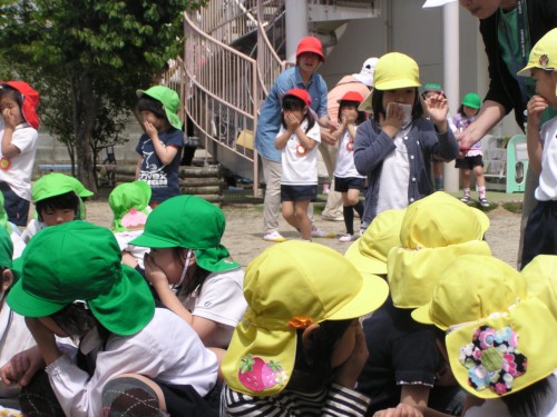 煙を吸わないように口をハンカチで押さえて避難。 煙を吸わないように口をハンカチで押さえて避難。