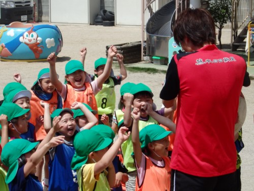 「やったー!」チームが勝って大喜び 「やったー!」チームが勝って大喜び