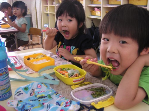 自分たちで育てたピーマン、おいしいね! 自分たちで育てたピーマン、おいしいね!