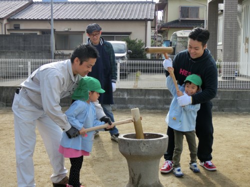 お父さん先生と一緒にもちつき体験~年長~ お父さん先生と一緒にもちつき体験~年長~