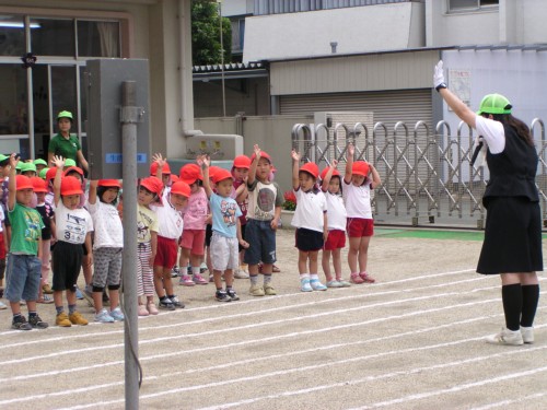 手を上げて 手を上げて