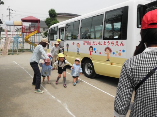 バスから離れたところまで避難するよ バスから離れたところまで避難するよ