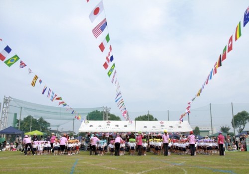 芝生のグランドでの運動会 芝生のグランドでの運動会