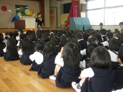 目を見て話を聞いています。 目を見て話を聞いています。