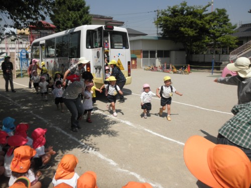 ひよこ組さんと手をつないで ひよこ組さんと手をつないで