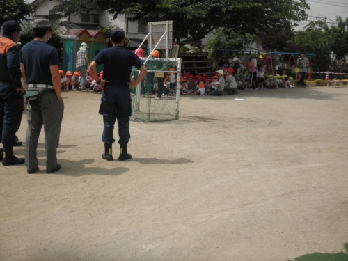 避難して点呼中。 避難して点呼中。