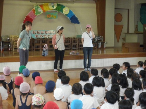 安全なプール遊びについてみんなで考えます。 安全なプール遊びについてみんなで考えます。