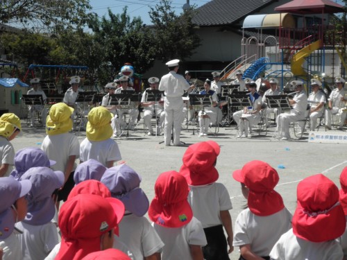 警察音楽隊がやってきました。 警察音楽隊がやってきました。