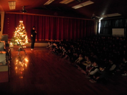 リズム室に集まってクリスマスの話を聞きました。 リズム室に集まってクリスマスの話を聞きました。