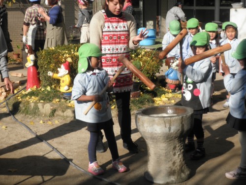 年長のもちつき体験 年長のもちつき体験