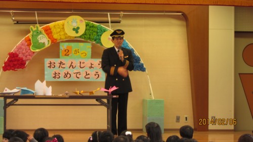 制服姿に子ども達も大喜び! 制服姿に子ども達も大喜び!