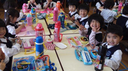 みんなで食べるとおいしいな みんなで食べるとおいしいな