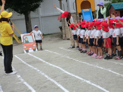 右左をよく見てわたろう。 右左をよく見てわたろう。