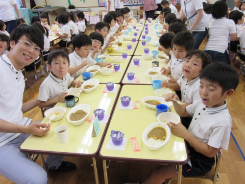 みんなで食べるカレーはおいしいな。 みんなで食べるカレーはおいしいな。