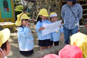 遊具の使い方を説明する年長児 遊具の使い方を説明する年長児