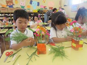 どこに挿そうかな… どこに挿そうかな…