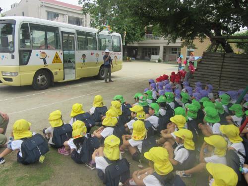 年長組はリュックを背負って 年長組はリュックを背負って