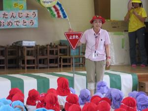 止まれの標識知ってるかな 止まれの標識知ってるかな