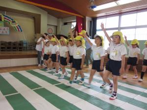 手を上げて渡ると車の人から見えやすいね 手を上げて渡ると車の人から見えやすいね