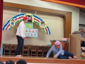 プールサイドで走ると危ないよ プールサイドで走ると危ないよ