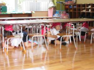 机の下に避難 机の下に避難