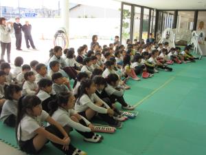 演奏に聴き入る子ども達。 演奏に聴き入る子ども達。