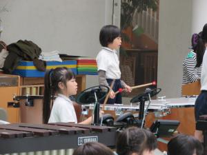 ドラムも入った演奏。 ドラムも入った演奏。