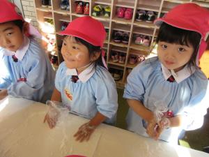 餅とり粉でお化粧したのかな? 餅とり粉でお化粧したのかな?