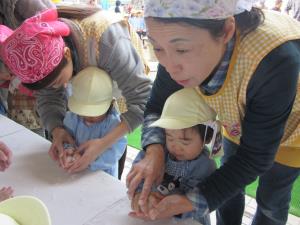 ふたば組さんも餅丸めをしました。 ふたば組さんも餅丸めをしました。