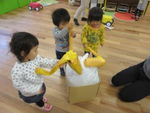 もちつきごっこをするふたば組さん もちつきごっこをするふたば組さん