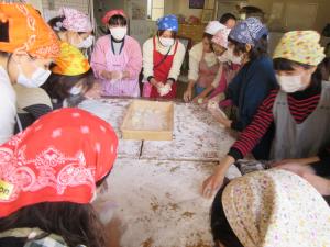 お母様方にもお手伝いしていただきました。 お母様方にもお手伝いしていただきました。