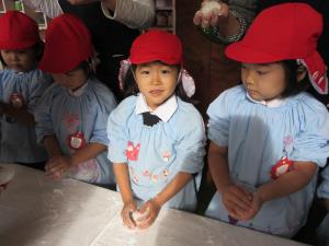 泥団子をいつも作っているので丸めるのはお手の物。 泥団子をいつも作っているので丸めるのはお手の物。