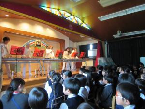 トーンチャイムの音色を楽しみながら聴く子どもたち トーンチャイムの音色を楽しみながら聴く子どもたち