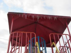 遊具につららが下がっています 遊具につららが下がっています