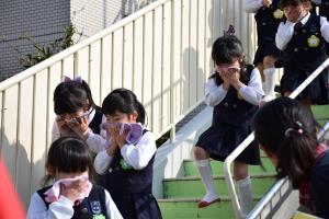 年長さんは避難階段を使って。 年長さんは避難階段を使って。