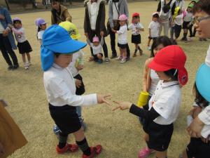 年長さんと触れ合いながら 年長さんと触れ合いながら