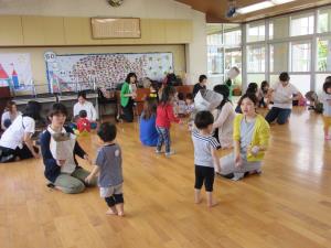 新聞紙で遊んだよ 新聞紙で遊んだよ