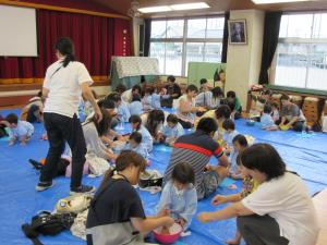 お母さんと一緒に活動嬉しいな! お母さんと一緒に活動嬉しいな!