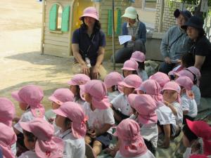 ひよこ組さんも真剣に聞いています ひよこ組さんも真剣に聞いています
