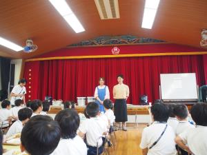 給食の先生にお礼を言いました。 給食の先生にお礼を言いました。