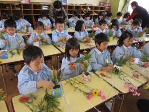 このお花は、ここに生けみよう。 このお花は、ここに生けみよう。